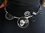Collier noir et blanc