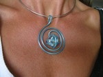 Collier avec pendentif en perle de verre bleue et fil turquoise