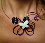 Collier butterfly mauve et noir (9 €)