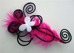 Broche noire et violette, plume rose : 6 €
