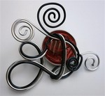 Broche noire, rouge et argent : 6 €