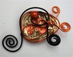 Broche orange et noire : 6 €