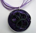 Collier capsule violette, fleur noire