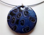 Collier avec pendentif fimo bleu marine et noir (9€)  soldé 7 €