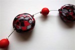 Bracelet fimo rouge noir et gris : 6 €