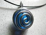 Collier avec pendentif en perle de verre bleue et fil argenté