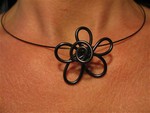 Collier avec pendentif fleur noire (5 €)