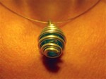 Collier cable fin avec pendentif fil alu argenté en cage pour perle turquoise