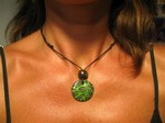 Collier pate fimo marron vert sur lien marron reglable (5 €)