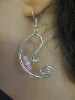 Boucles d'oreilles fil alu argent et petites perles roses et blanches : 5 € soldées 2,50 €