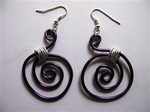 Boucles d'oreilles fil alu violet et argent spirales: 5 €