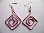 Boucles d'oreilles fil alu rose carré: 5 €