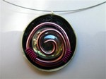 Collier cable fin capsule noire, cabochon en verre et fil rose