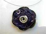 Collier cable fin capsule violette, fleur