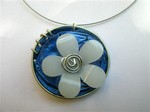 Collier cable fin capsule bleue et fleur blanche