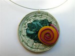 Collier cable fin capsule blanche et vert canard + fimo et fil alu