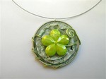 Collier cable fin capsule blanche et vert anis