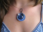 Collier cable fin capsule bleue, cabochon en verre, fil alu plat et noir