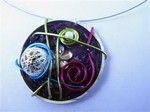 Collier cable fin fil alu multicolore et perle argentée