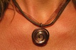 Collier avec pendentif en perle de verre transparente et fil marron, ruban organza