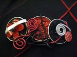 Barrette cheveux noire et rouge : 6 €