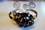 Bracelet fil alu plat marron (pour Thérèse)