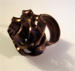 Bague fleur en fil alu chocolat strié