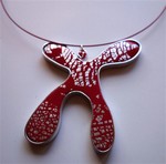 Collier bonhomme rouge feuille d'argent : 9 €