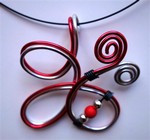 Collier fil alu rouge et argent : 9 €