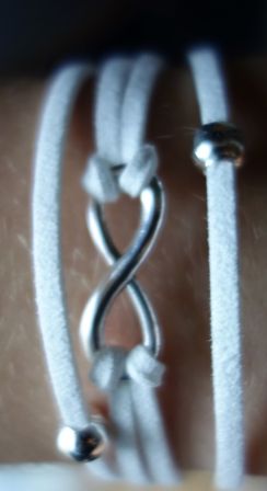 Bracelet ∞ en cuir : 5 €