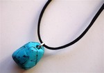 Sautoir turquoise en pâte fimo : 7 € (organza blanc et lacet cuir noir)