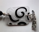 Bracelet noir et argenté arabesques : 8 €