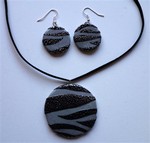 Boucles d'oreilles zèbre gris foncé ou 11 € la parure