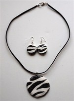 Collier zèbre blanc : 8 € ou 11 € la parure