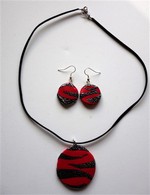Collier zèbre rouge : 8 € ou 11 € la parure