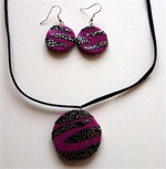 Collier zèbre fushia : 8 € ou 11 € la parure