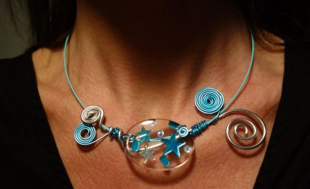 Collier bleu en fil aluminium et perle résine fait main