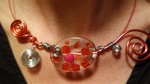 Collier rouge en fil aluminium et perle résine fait main