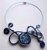 Collier bleu marine et bleu glaçon avec perle plate fimo handmade