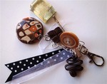 Porte clé bijou de sac marron chocolat et lingot d'or