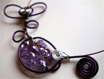Collier fil alu violet et résine inclusion sequins