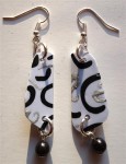 Boucles d'oreilles plastique dingue blanc volutes noires et argent