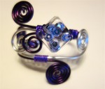 Bracelet fil alu violet et argent avec perles résine inclusion sequins