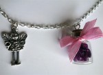 Sautoir fiole sequins violets et breloque fée