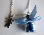 Sautoir fiole perles bleues et blanches et breloque fillette
