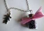 Sautoir fiole perles violettes et breloque fillette