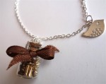 Sautoir fiole perles cuivre et or et breloque oiseau