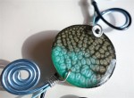 collier en fil alu bleu et noir perle ronde en résine et prisme turquoise et onyx