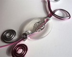 Collier en fil alu argent et rose avec perle en résine avec feuille en métal argenté en inclusion