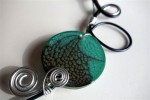 collier en fil alu perle ronde en résine et prisme turquoise et onyx